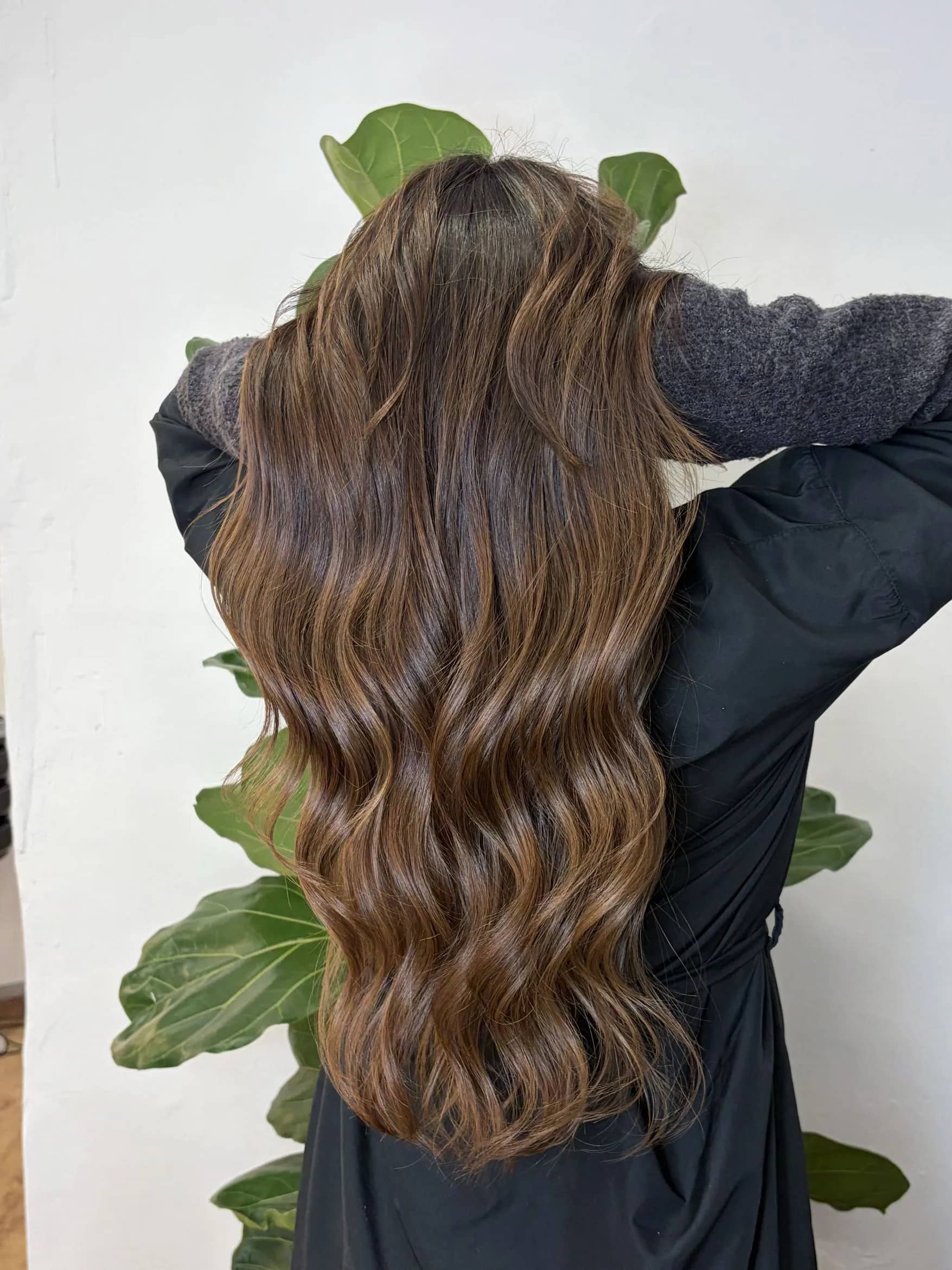 Melena castaña con reflejos miel y ondas brillantes en Gago by Andrés Barcelona