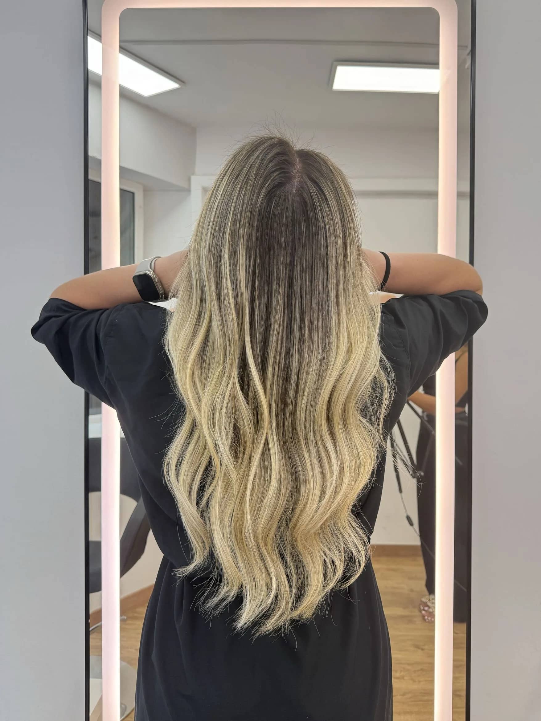 Balayage rubio claro en melena larga visto de espaldas en peluqueria Barcelona
