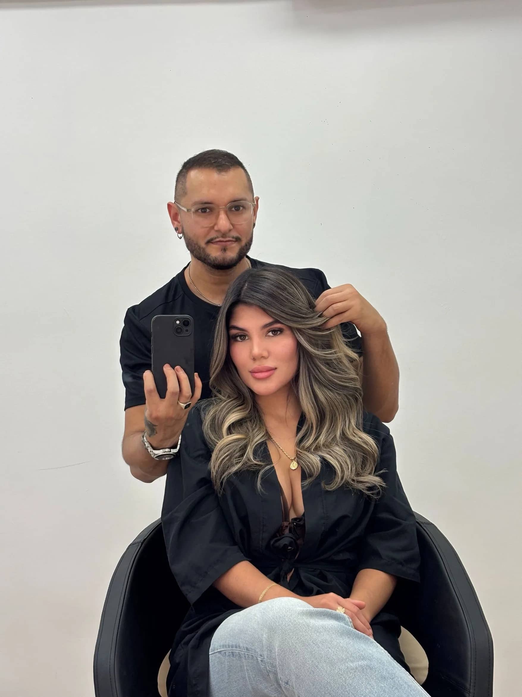 Mechas rubio beige con ondas en melena media realizadas en Gago by Andrés Barcelona
