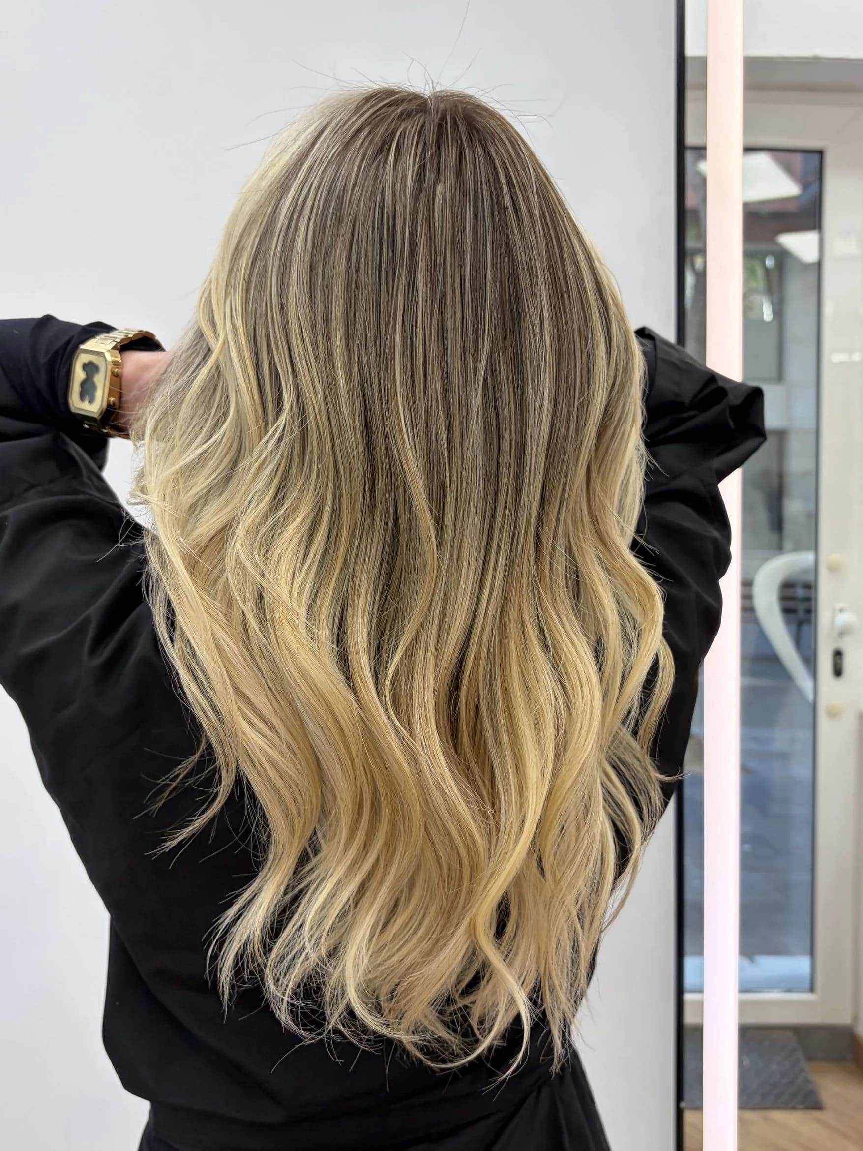 Balayage rubio con ondas largas visto de espaldas en Gago by Andrés Barcelona