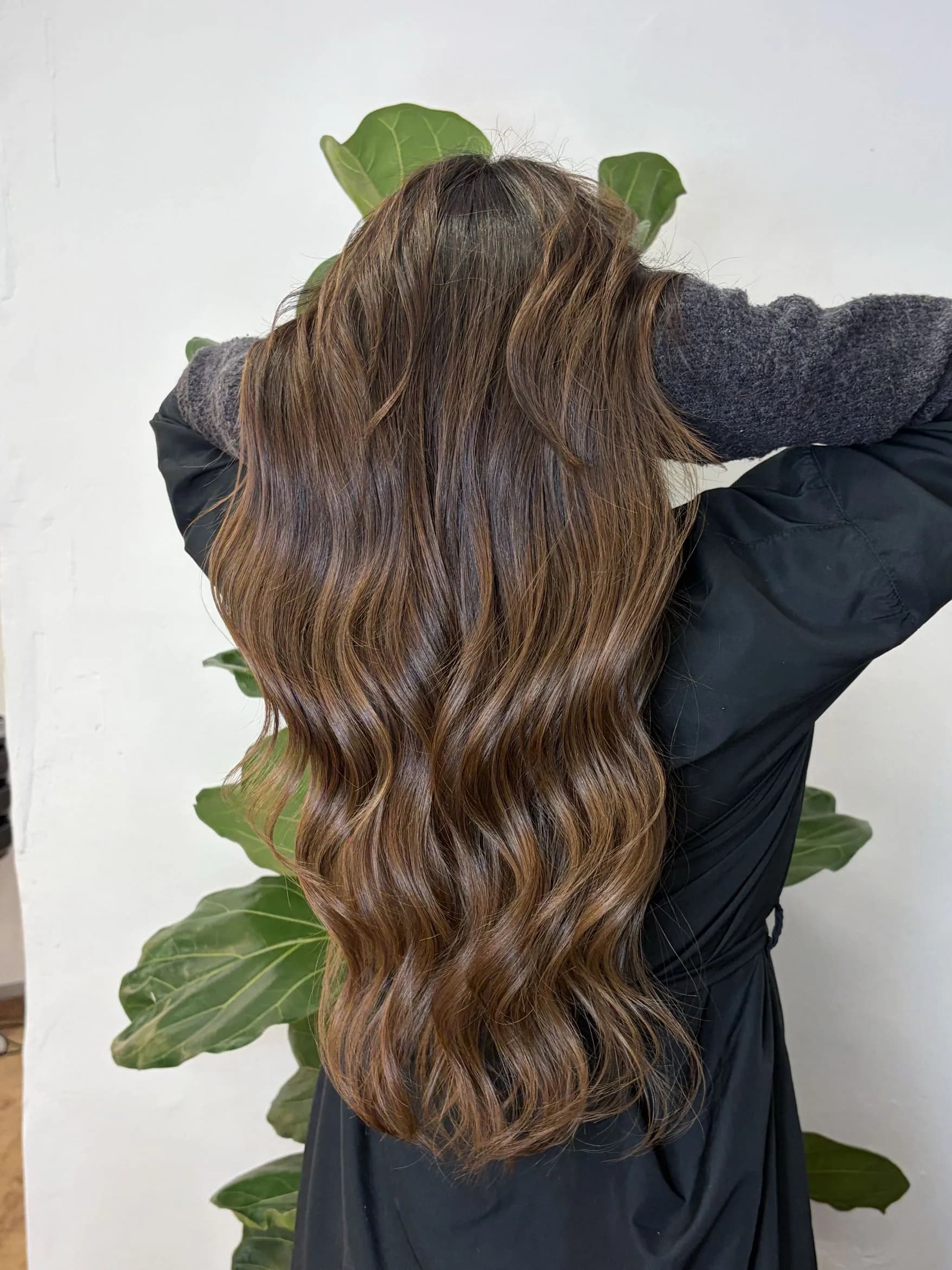 Melena castaña con reflejos miel y ondas brillantes en Gago by Andrés Barcelona