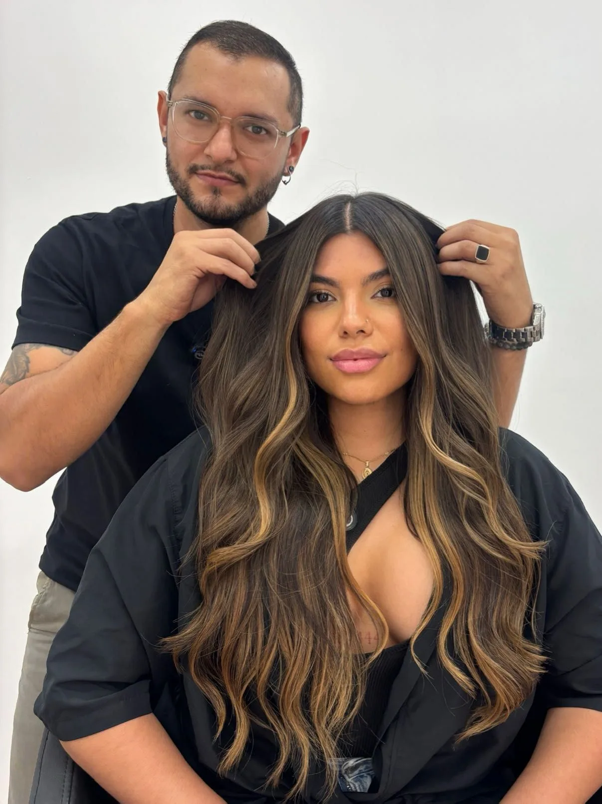 Balayage moreno con mechas caramelo y ondas largas en Gago by Andrés Barcelona