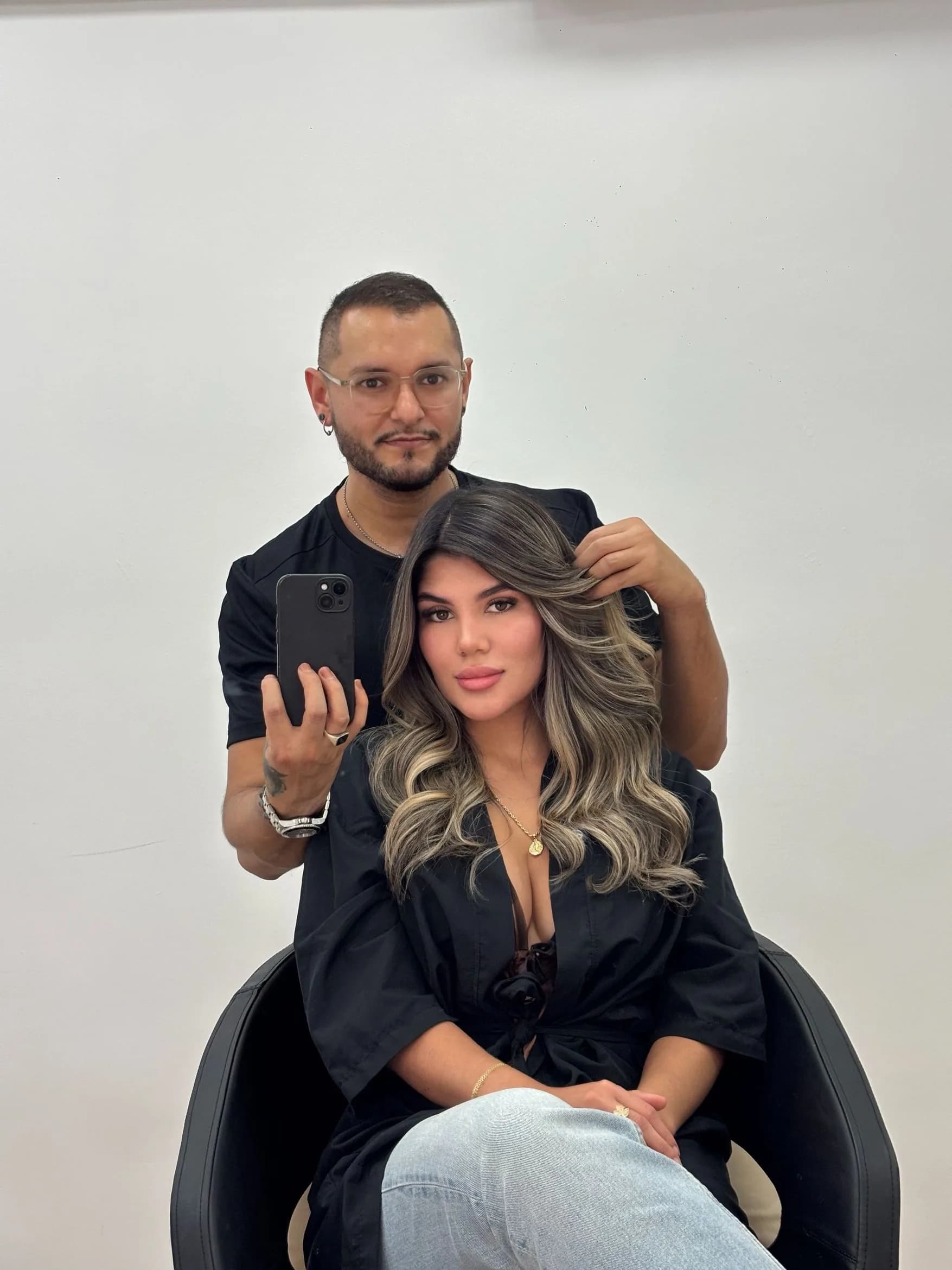 Mechas rubio beige con ondas en melena media realizadas en Gago by Andrés Barcelona